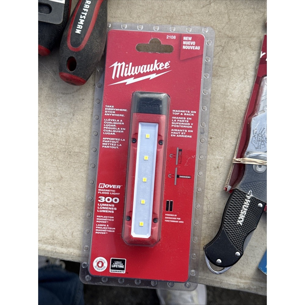 Milwaukee 2108 300 Lumen LED Magnetic Flood Light - Red